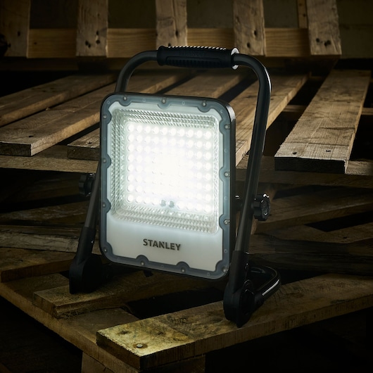 STANLEY 30W Slimline Rechargeable Folding Worklight With USB - DC CHARGING CABLE IP62