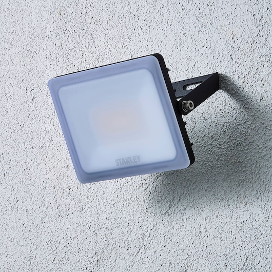 STANLEY SXLS38929E wall-mounted LED floodlight, black frame, side angle, photography product.